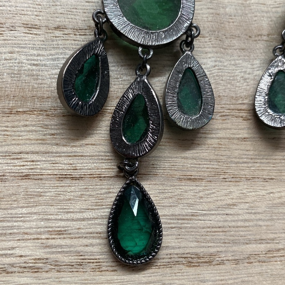 Green costume dangle earrings - Picture 11 of 11